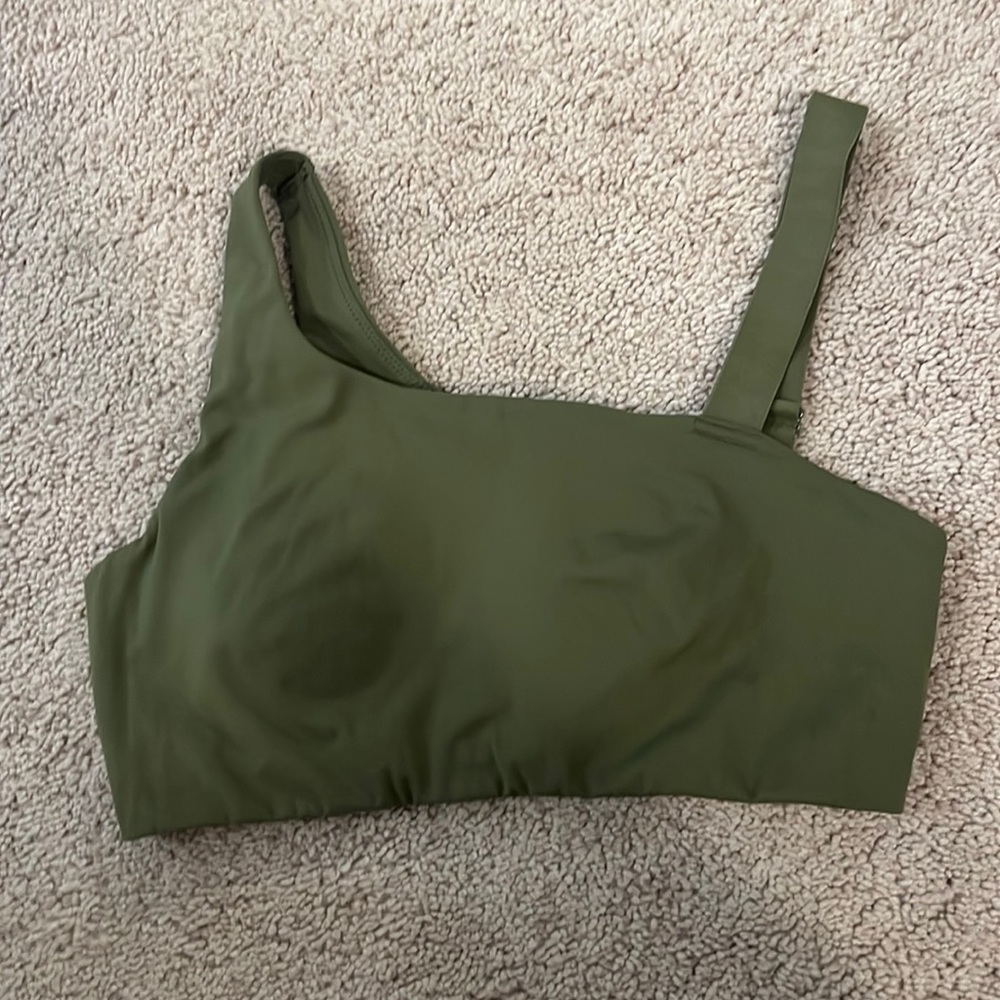 FWD bra size med (fits like a lululemon size 6)